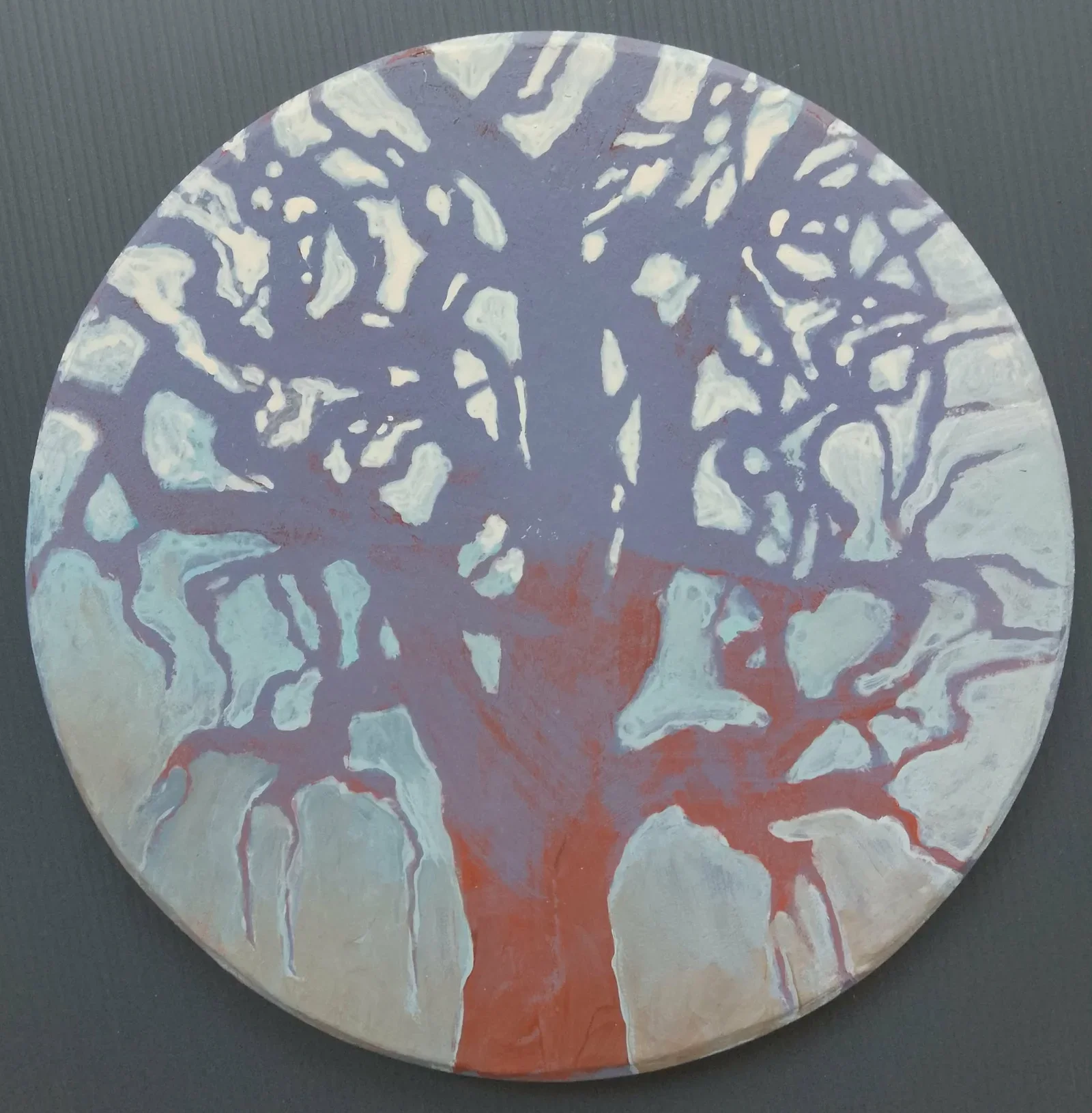 Bild, das einen Baum in Grautönen und Rot darstellt.